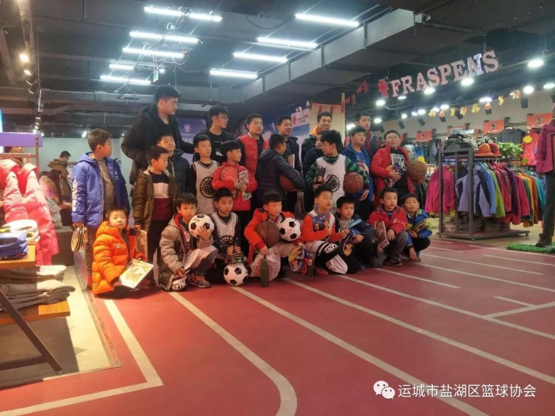 篮球老将如何通过瑜伽提升柔韧性_1